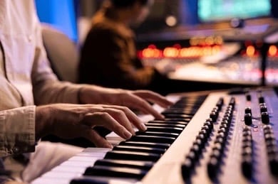 Artiste au clavier lors d'une session d'enregistrement