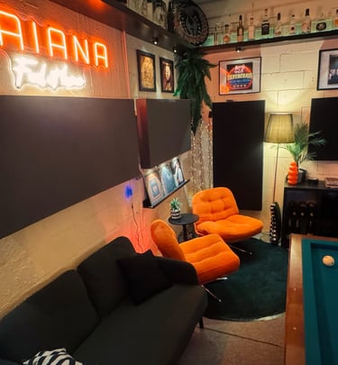 Lounge du studio avec enseigne Maiana et billard