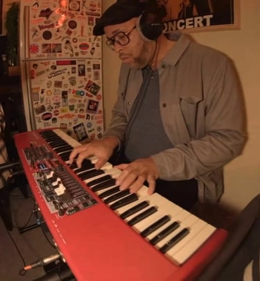 Musicien au synthétiseur rouge dans le studio