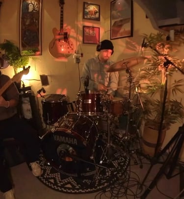 Batteur en session avec instruments vintage