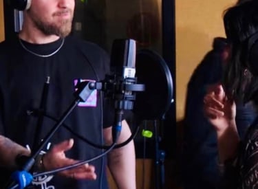 Session d'enregistrement guitare au microphone