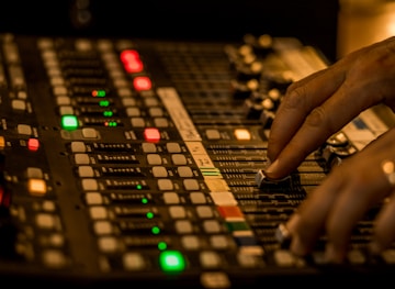 Console de mixage avec faders illuminés